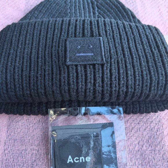 Women's Black Beanie Hat - Picture 6 of 6